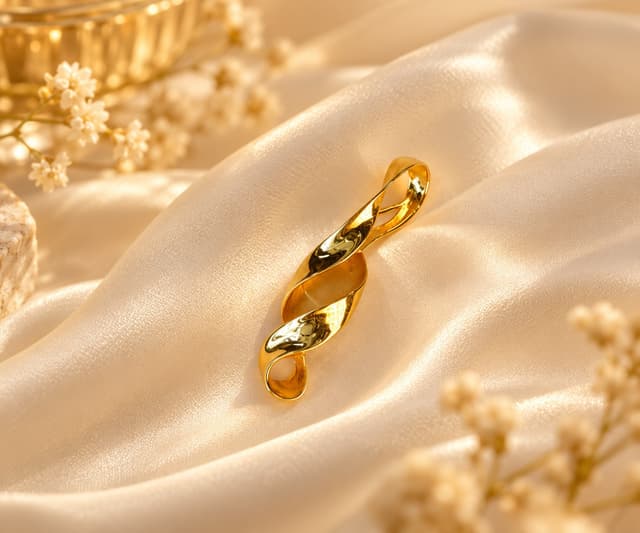 Emerald Twisted Gold Locket thumbnail 1